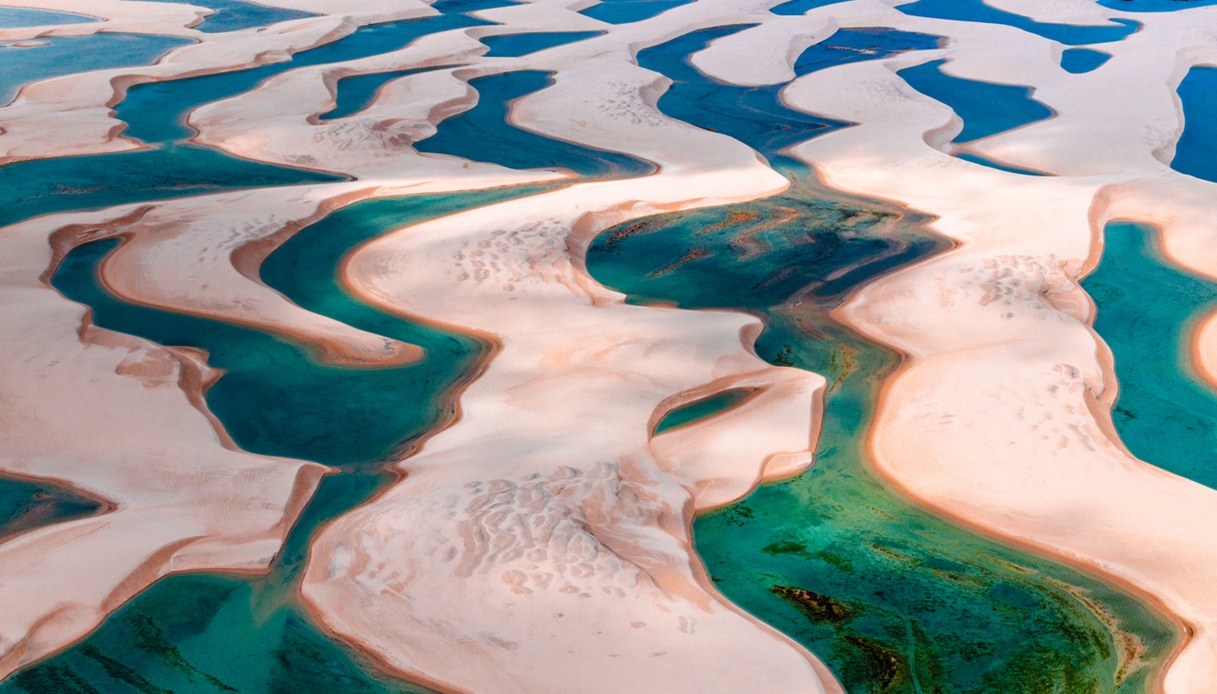 Dune di sabbia e lagune turchesi del Parque Nacional dos Len&ccedil;&oacute;is Maranhenses