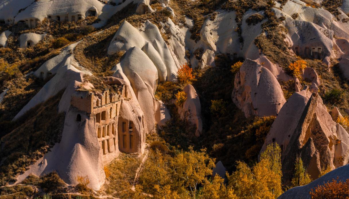 I sentieri scavati nel tufo della Valle dei Piccioni, per riscoprire il legame ancestrale tra l’uomo e i volatili