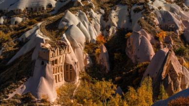 I sentieri scavati nel tufo della Valle dei Piccioni, per riscoprire il legame ancestrale tra l’uomo e i volatili