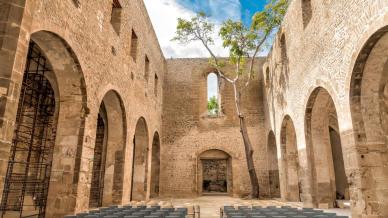 Il trionfo del vuoto e l’azzurro sopra la testa: viaggio tra le navate a cielo aperto di Santa Maria dello Spasimo