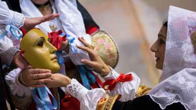Carnevale in Sardegna 2026, viaggio nell’anima arcaica dell’isola tra maschere, cavalli e riti di fuoco