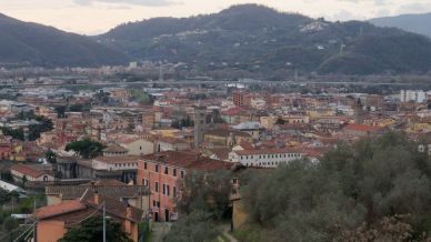 Sarzana, il piccolo gioiello ligure tra libri antichi, vicoli pittoreschi e fortezze medievali