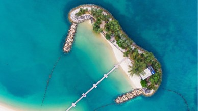Sentosa è un’isola artificiale, ma anche un vero paradiso di divertimenti tematici e foreste rigogliose
