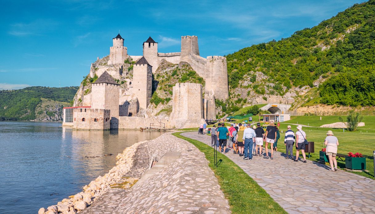 Turisti che visitano la Fortezza di Golubac in Serbia