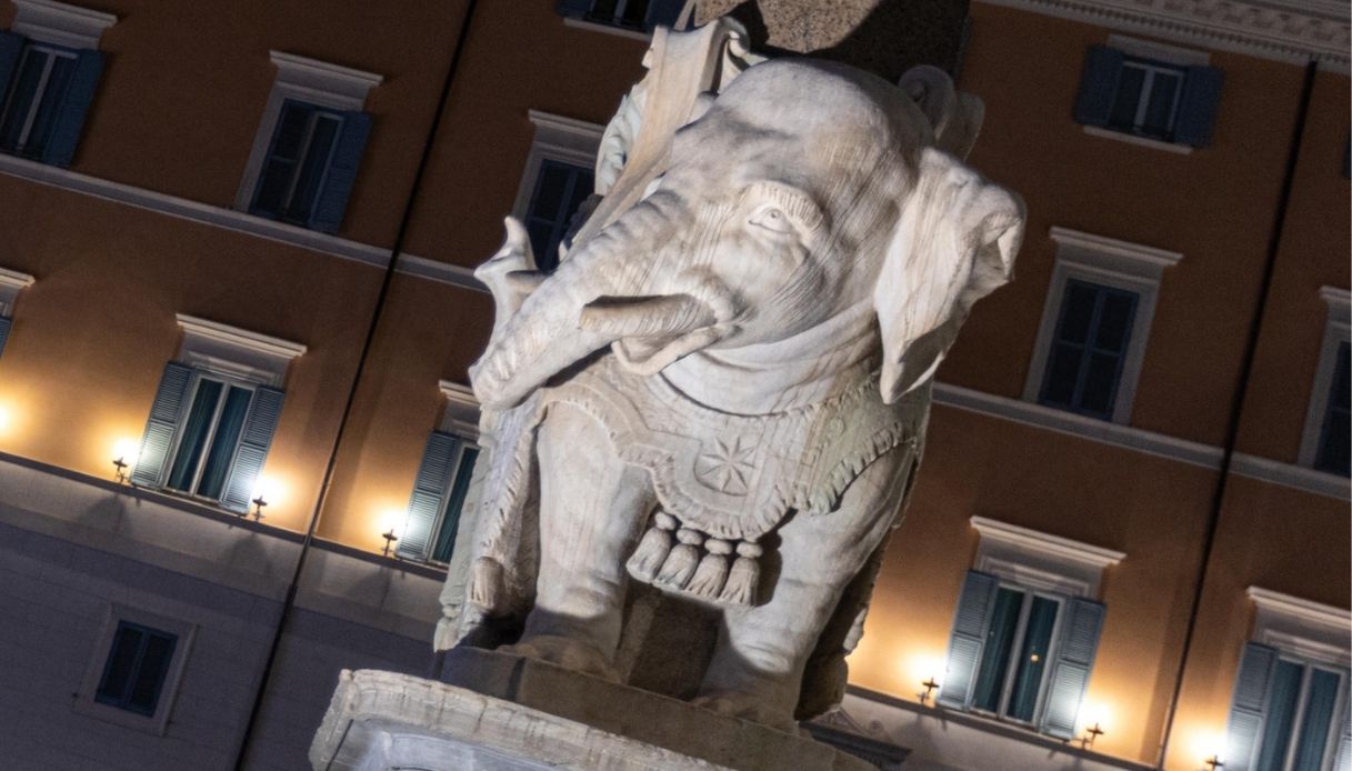 La statua dell'elefantino del Bernini sfregiata a Roma