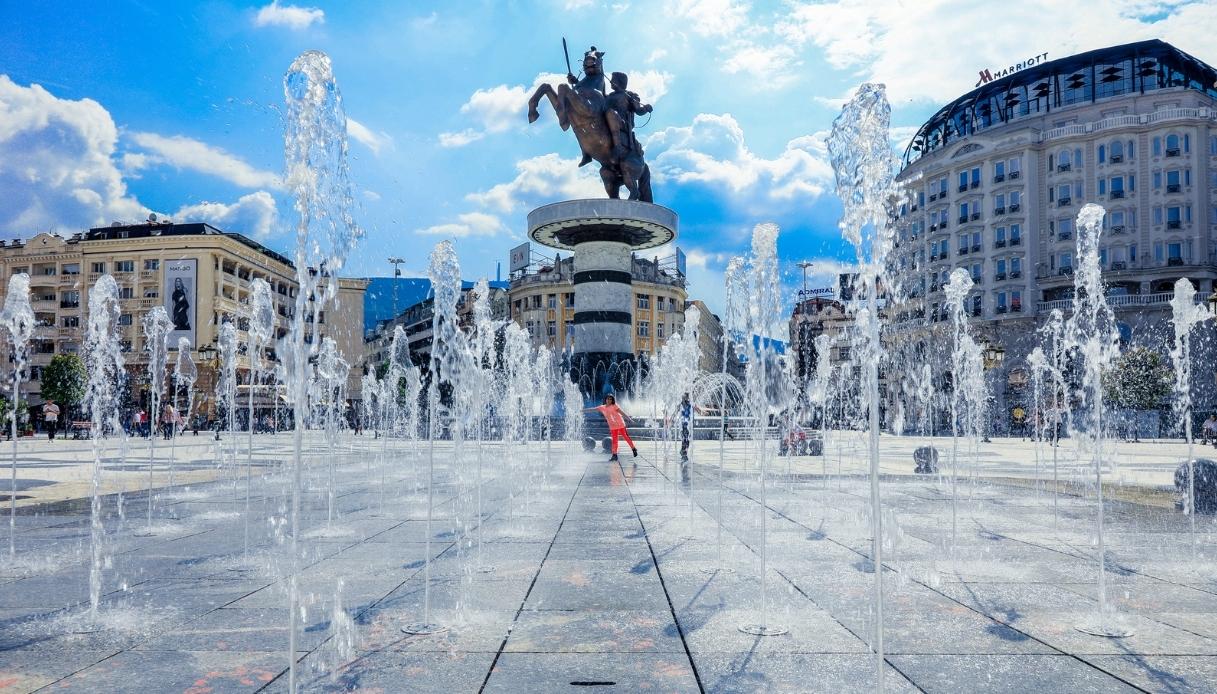 Skopje, fontane d'acqua nella piazza principale