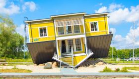 Sottosopra a Tartu: Tagurpidi Maja è la casa che ribalta il senso delle cose e l’ordine quotidiano