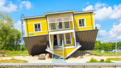 Sottosopra a Tartu: Tagurpidi Maja è la casa che ribalta il senso delle cose e l’ordine quotidiano