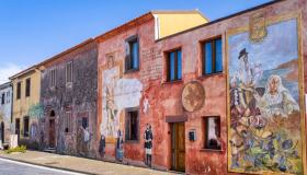 I colori vividi di Tinnura: il borgo dipinto (e segreto) della Sardegna