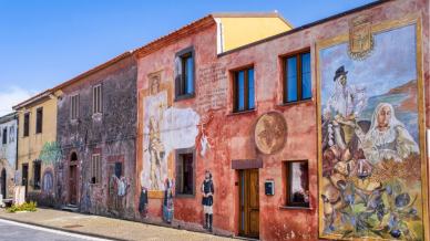 I colori vividi di Tinnura: il borgo dipinto (e segreto) della Sardegna