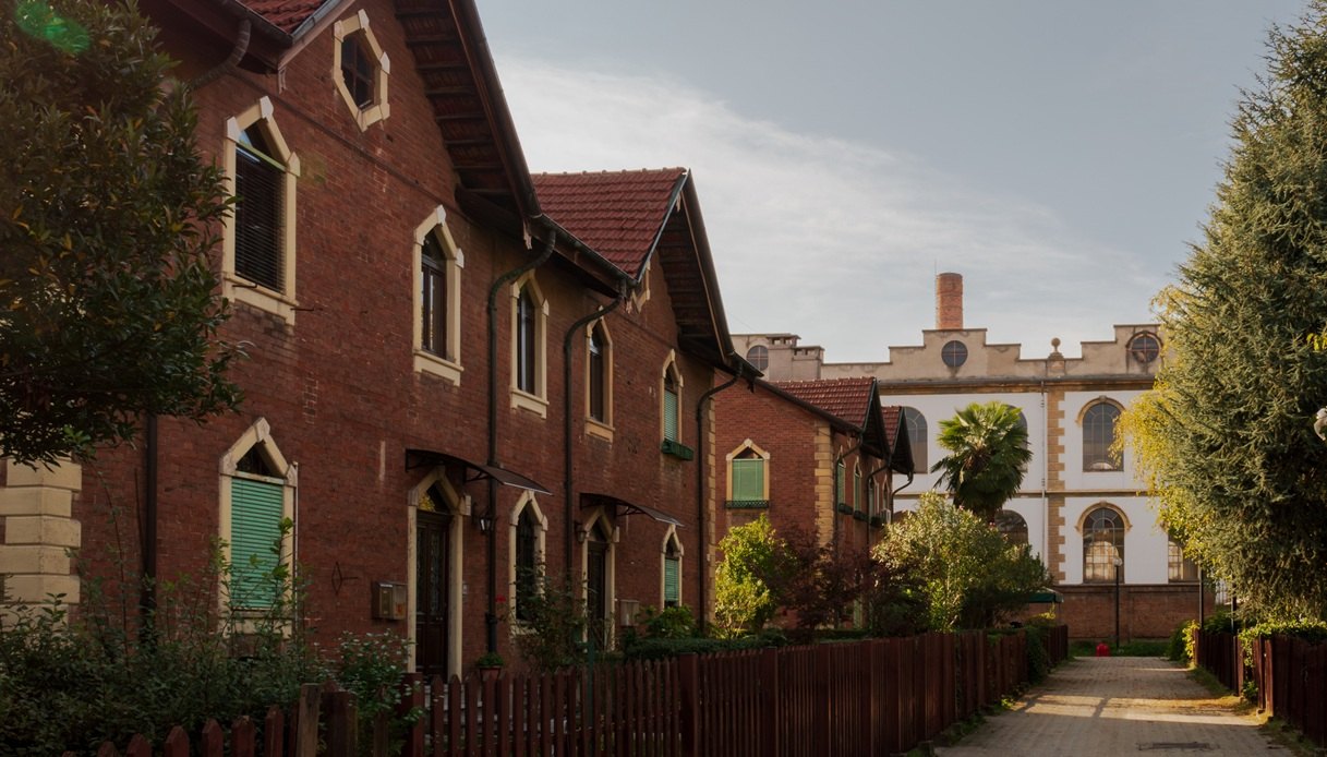 Villaggio Neumann, dalle atmosfere Anni '70 di "Cuori 3"