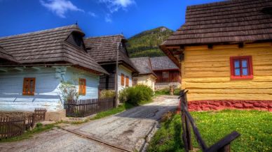Vlkolínec, il villaggio UNESCO che vuole rinunciare al titolo: il caso overtourism fa discutere