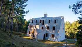 A cent’anni dalla sua morte, scoperto un nuovo edificio realizzato da Antoni Gaudí: è uno chalet nel bosco