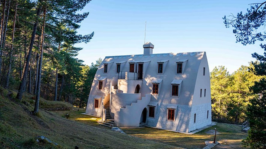A cent’anni dalla sua morte, scoperto un nuovo edificio realizzato da Antoni Gaudí: è uno chalet nel bosco