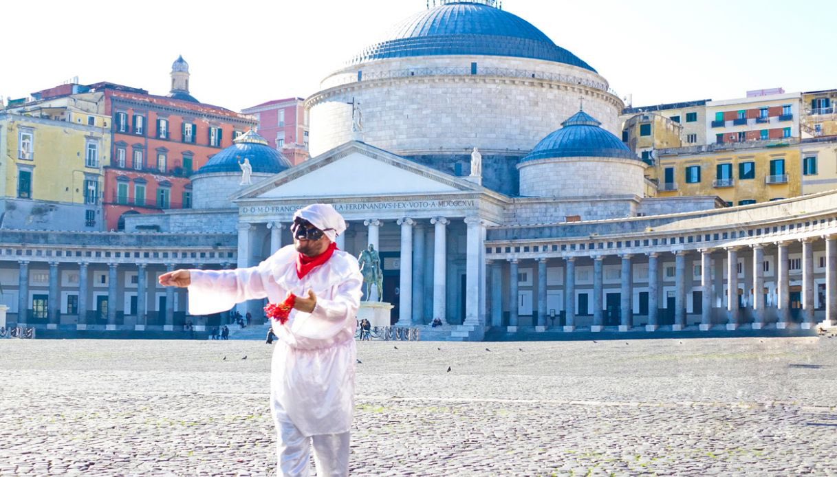 Carnevale a Napoli e dintorni 2026, tra riti sonici, riscatto sociale e giganti di cartapesta