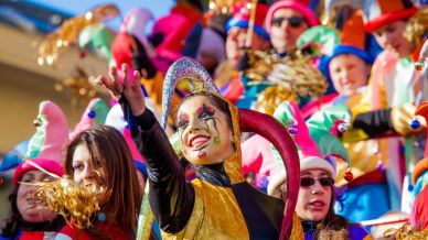 Carnevale nei parchi divertimento in Italia, tra maschere e spettacolo