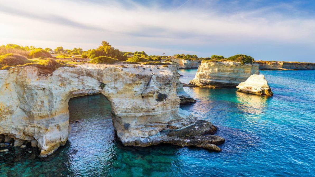 Distrutto l’arco degli innamorati: crolla il simbolo dei Faraglioni di Sant’Andrea in Salento