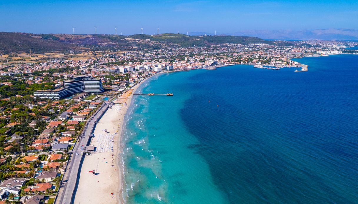 Panorama della spiaggia di Ilica ad Ala&ccedil;ati, Turchia