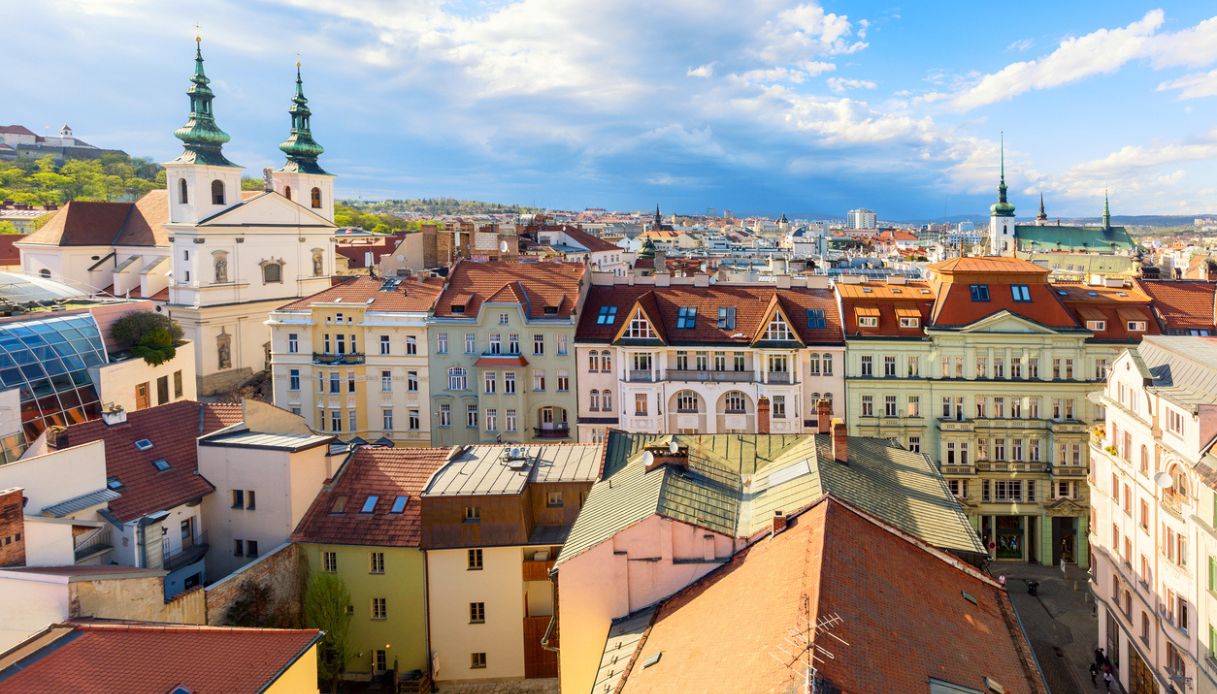 Vista aerea del centro storico di Brno durante la giornata di sole estiva, Repubblica Ceca