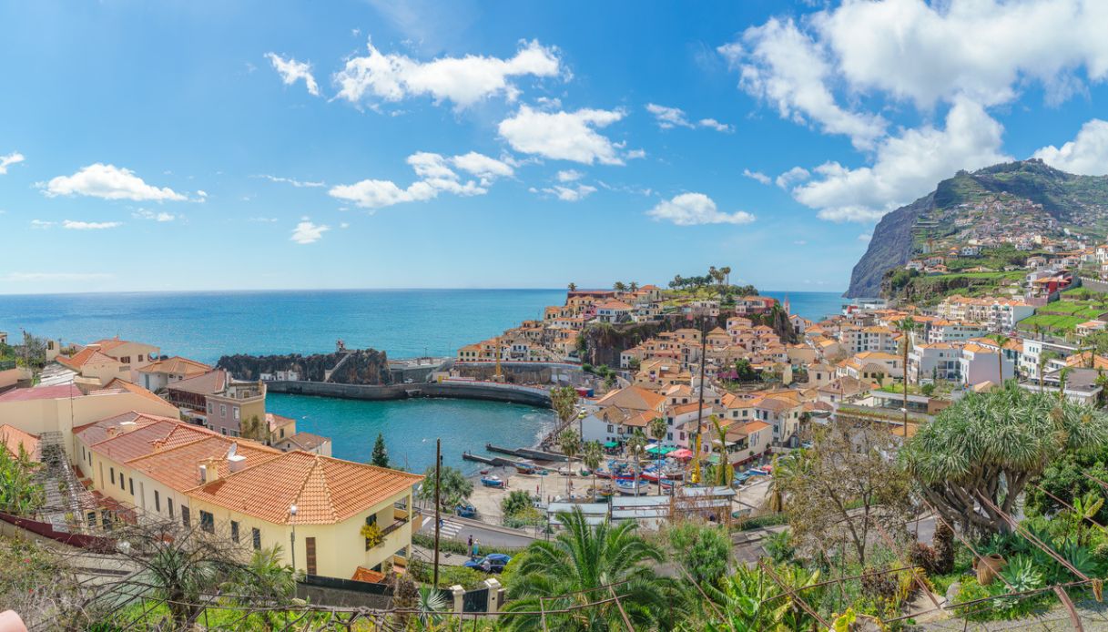 Panorama sul porto e il centro di Camara de Lobos, Madeira, Portogallo