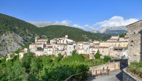 Viaggio a Cansano, il borgo abruzzese che resta addosso