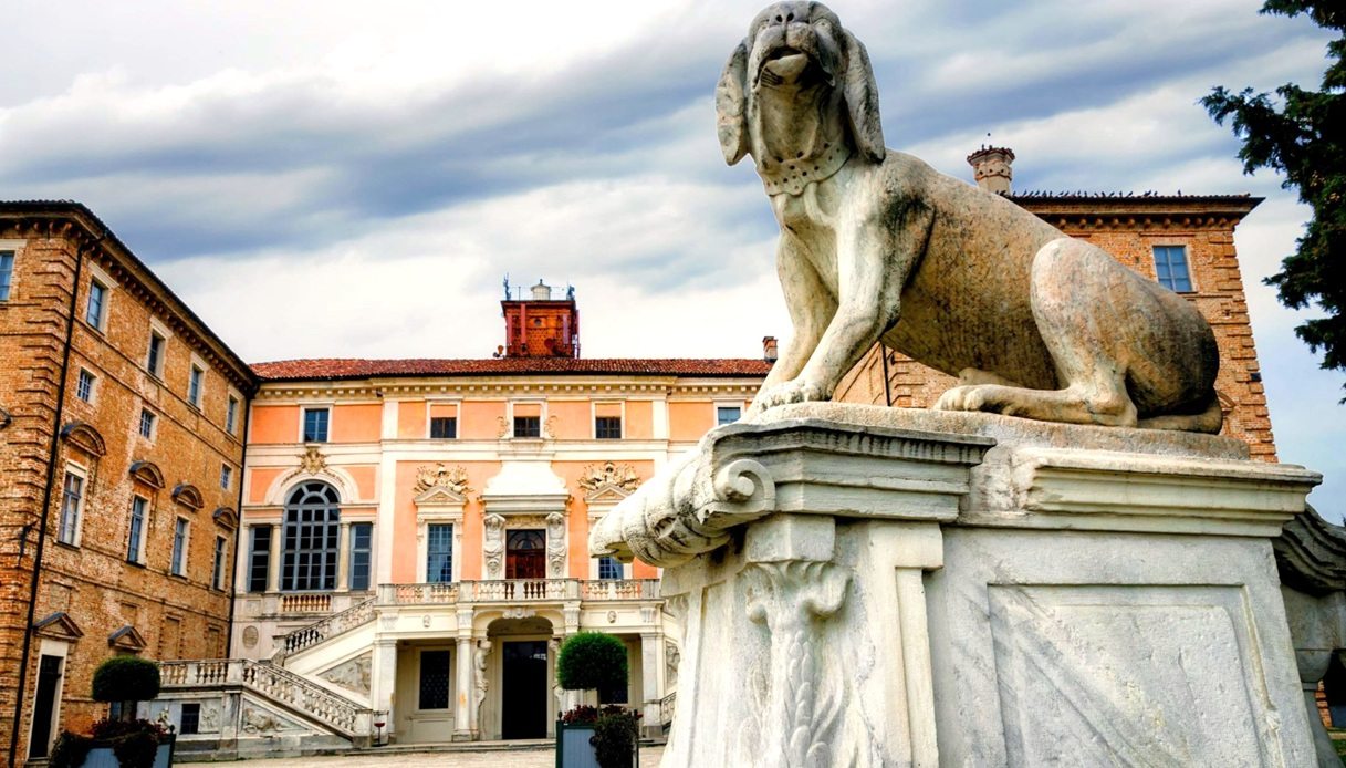 Tulipani e rose in fiore al Castello Reale di Govone: sboccia la primavera tra i paesaggi UNESCO