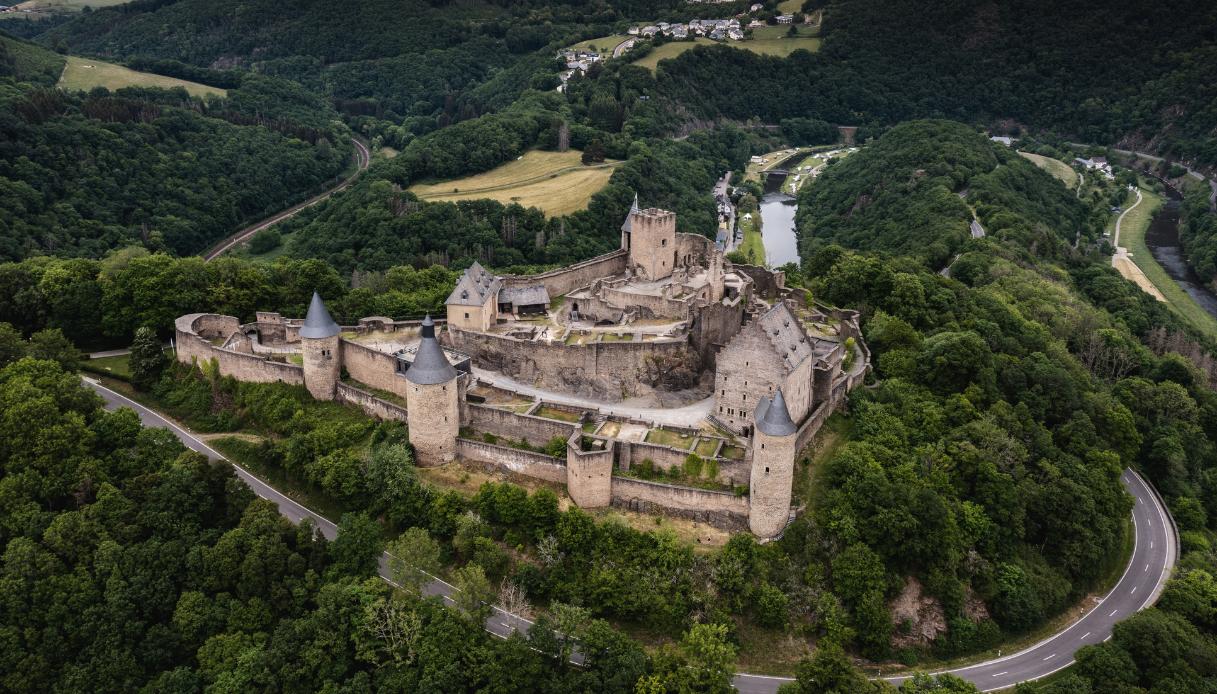 https://siviaggia.it/wp-content/uploads/sites/2/2026/03/Castello-di-Bourscheid.jpg