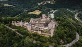 Elevato sui dirupi della Valle della Sûre, il Castello di Bourscheid domina orizzonti infiniti