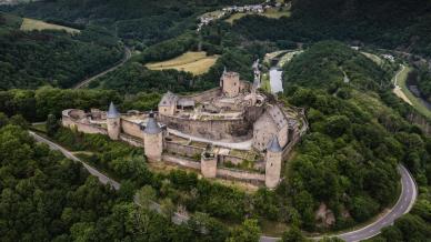Elevato sui dirupi della Valle della Sûre, il Castello di Bourscheid domina orizzonti infiniti