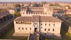 Al castello di Malpaga sbocciano i tulipani, un arcobaleno floreale da raccogliere