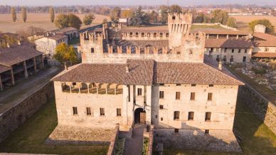 Al castello di Malpaga sbocciano i tulipani, un arcobaleno floreale da raccogliere
