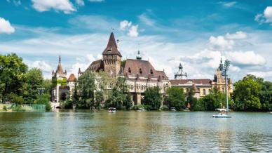 Il complesso del Castello di Vajdahunyad: un capolavoro di pietra nel cuore pulsante di Budapest