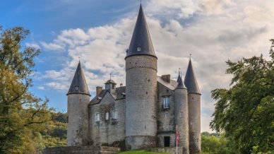 Tra le guglie appuntite della Vallonia: lo straordinario fascino del Castello di Vêves