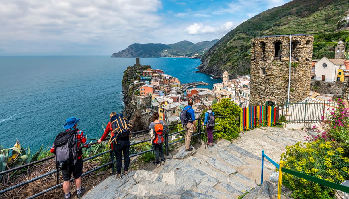 Liguria: i&nbsp;sentieri delle Cinque TerreLe Cinque Terre rappresentano una delle mete simboliche per camminare in primavera in Italia. Monterosso al Mare, Vernazza e Riomaggiore, pittoreschi borghi stretti tra mare e montagna, sono collegati tra loro da sentieri a mezzacosta che consentono di godere di meravigliosi panorami sulla costa ligure. Si tratta, naturalmente, di una delle destinazioni pi&ugrave; gettonate di questa parte d'Italia, sia per quanto riguarda il turismo interno che quello estero, eppure aprile rimane un mese particolarmente favorevole per riuscire ad esplorare queste zone senza ressa, con pi&ugrave; calma, ascoltando il suono dei propri passi mentre si gode del mare blu all'orizzonte e del verde che tinge la natura circostante, tra vigne e strapiombi.