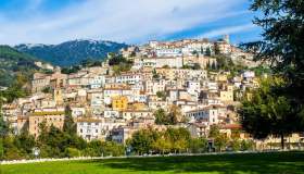 Il borgo del Lazio che racconta più di 2.000 anni di storia: Cori, tra templi dorici e vigne eterne