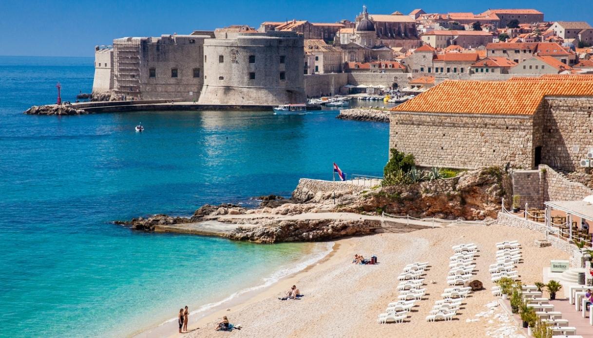 La bellissima spiaggia di Banje e la citt&agrave; di Dubrovnik 