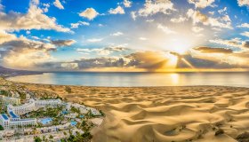 La spiaggia di Maspalomas è tra le più belle del mondo: un deserto di dune giganti tra cielo e mare