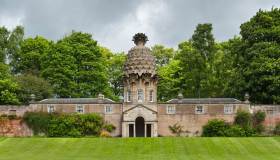 Dunmore Pineapple, il giardino segreto con una cupola tropicale tra nebbie e pietra della Scozia