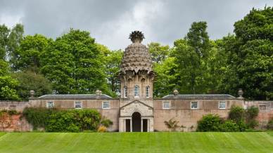 Dunmore Pineapple, il giardino segreto con una cupola tropicale tra nebbie e pietra della Scozia