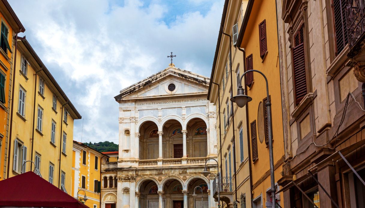 Elegante facciata del duomo di Massa, Carrara