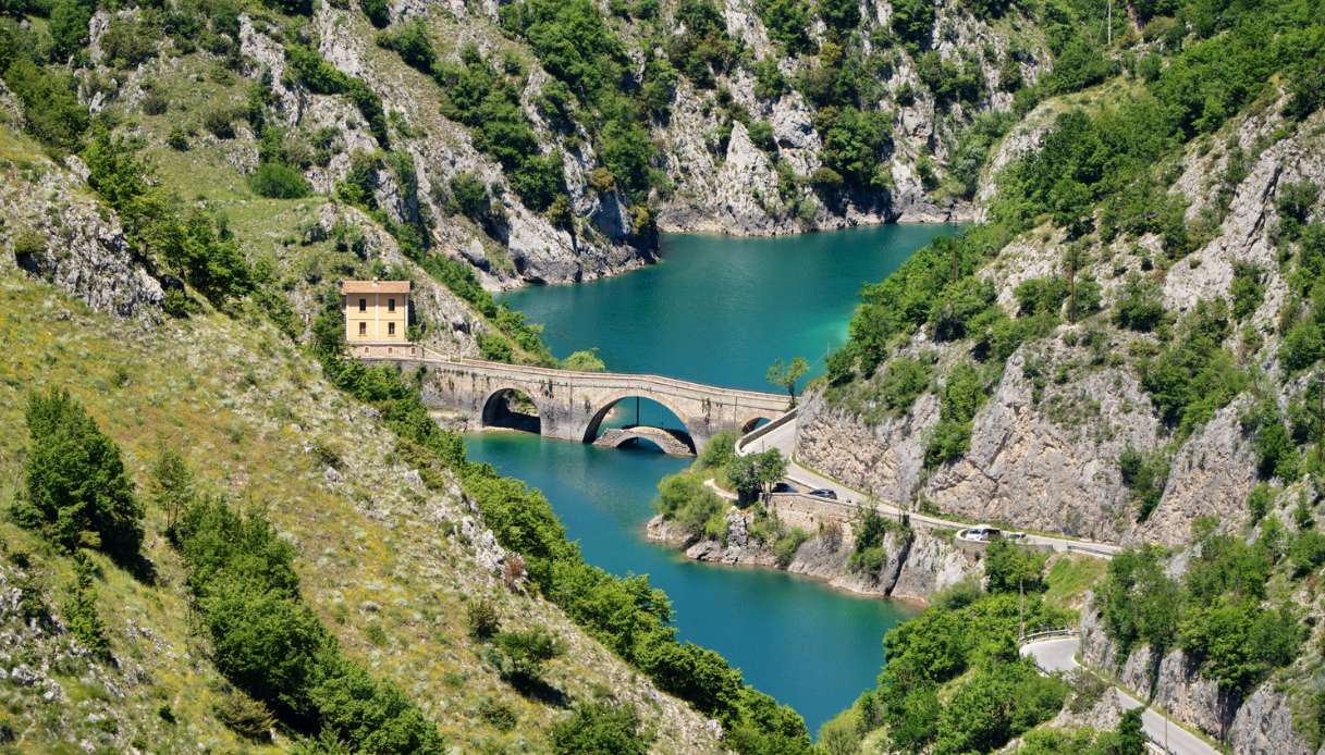 Eremo di San Domenico, viaggio dentro la roccia tra silenzio, acqua e miracoli d’Abruzzo