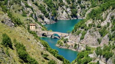 Eremo di San Domenico, viaggio dentro la roccia tra silenzio, acqua e miracoli d’Abruzzo