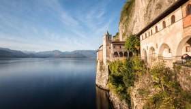 Eremo di Santa Caterina del Sasso, il monastero miracoloso sospeso sul Lago Maggiore