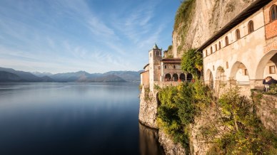 Eremo di Santa Caterina del Sasso, il monastero miracoloso sospeso sul Lago Maggiore