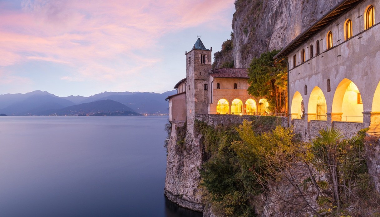 Le luci della sera sull'eremo di Santa Caterina del Sasso