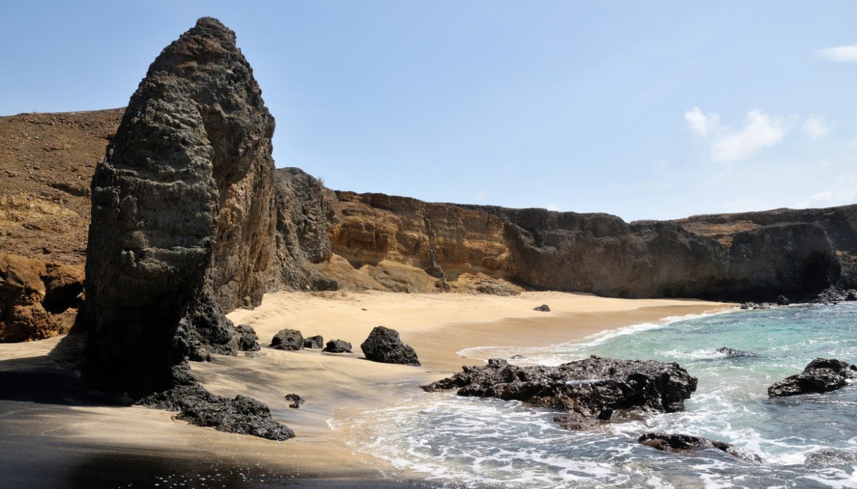 Fogo, l’isola che brucia e resiste tra lava, vigneti estremi e villaggi rinati sotto il vulcano