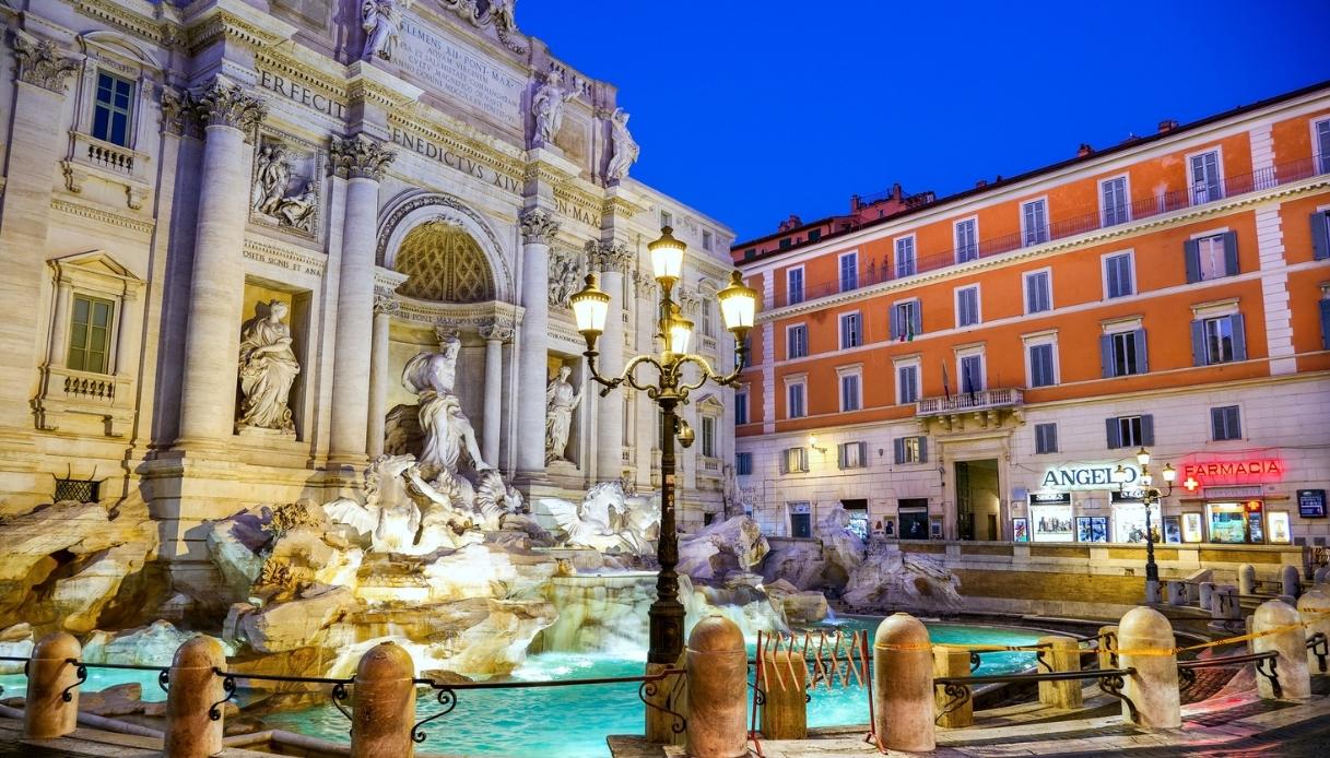 Fontana di Trevi di notte