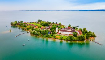 Il fascino eterno di Fraueninsel, l'Isola delle Donne che galleggia sul Lago Chiemsee