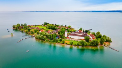 Il fascino eterno di Fraueninsel, l’Isola delle Donne che galleggia sul Lago Chiemsee