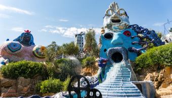 Riapre il Giardino dei Tarocchi, un mondo onirico tra sculture, specchi e simboli misteriosi